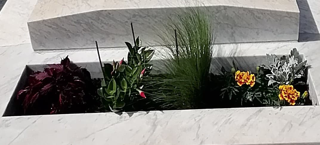 Jardinière intégré dans la sépulture