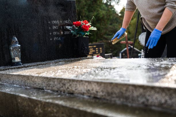 Entretien de tombe en Charente-Maritime : Saintes, Royan, La Rochelle, Niort et alentours