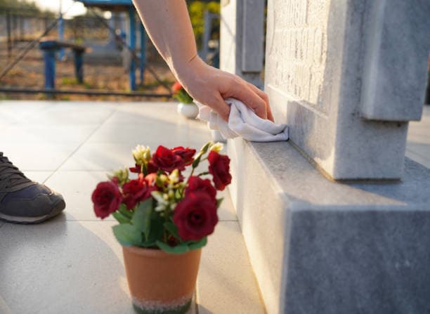 Entretien et fleurissement de tombe pour la Toussaint à Saint-Savinien-sur-Charente